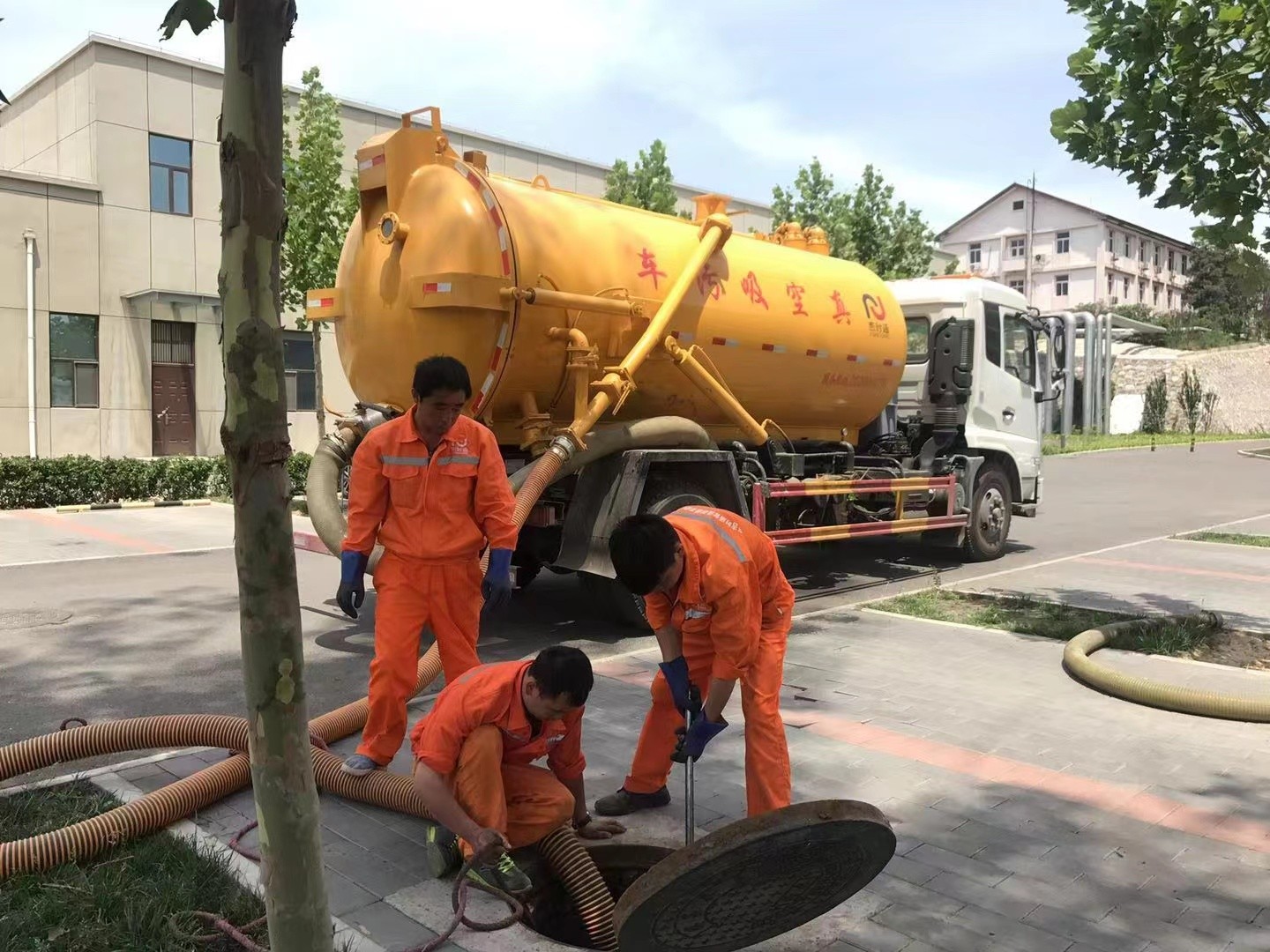 襄阳化粪池清理与5-8吨吸粪车施工效率分析
